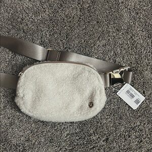 Lululemon Iconic Sherpa Everywhere Beltbag. NWT.
